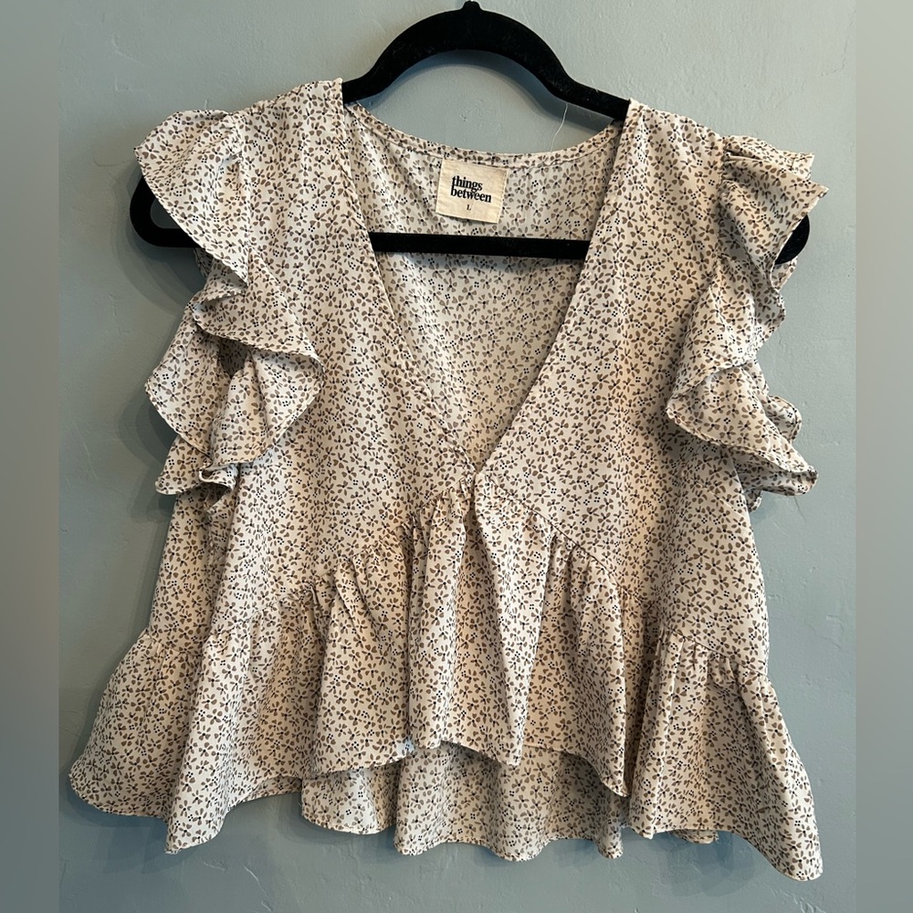 Adorable Cropped Neutral Floral Blouse